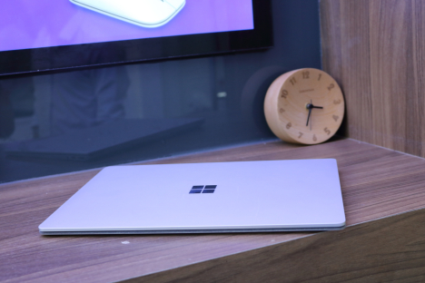 Surface Laptop ( i5/4GB/128GB ) 4